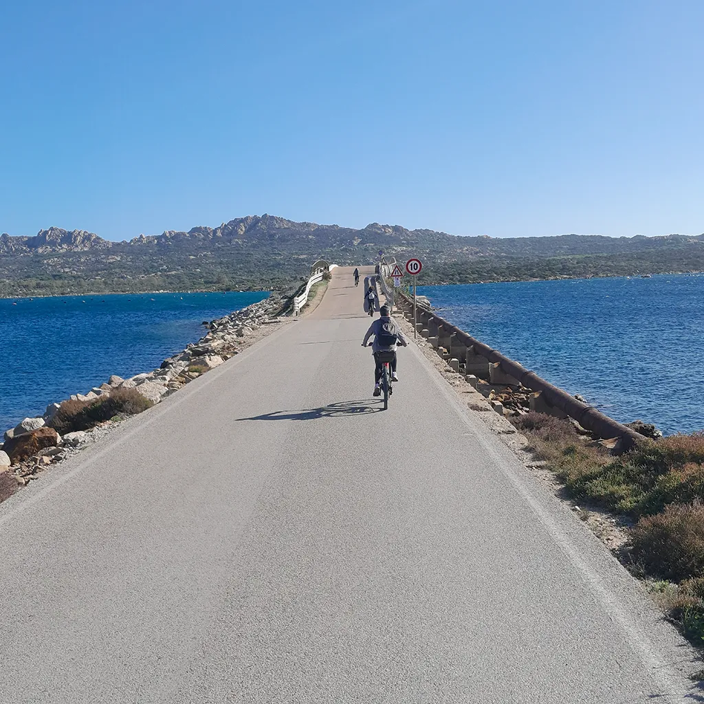 Da La Maddalena: Tour in e-bike a Caprera – Escursione guidata giornata intera — photo 2