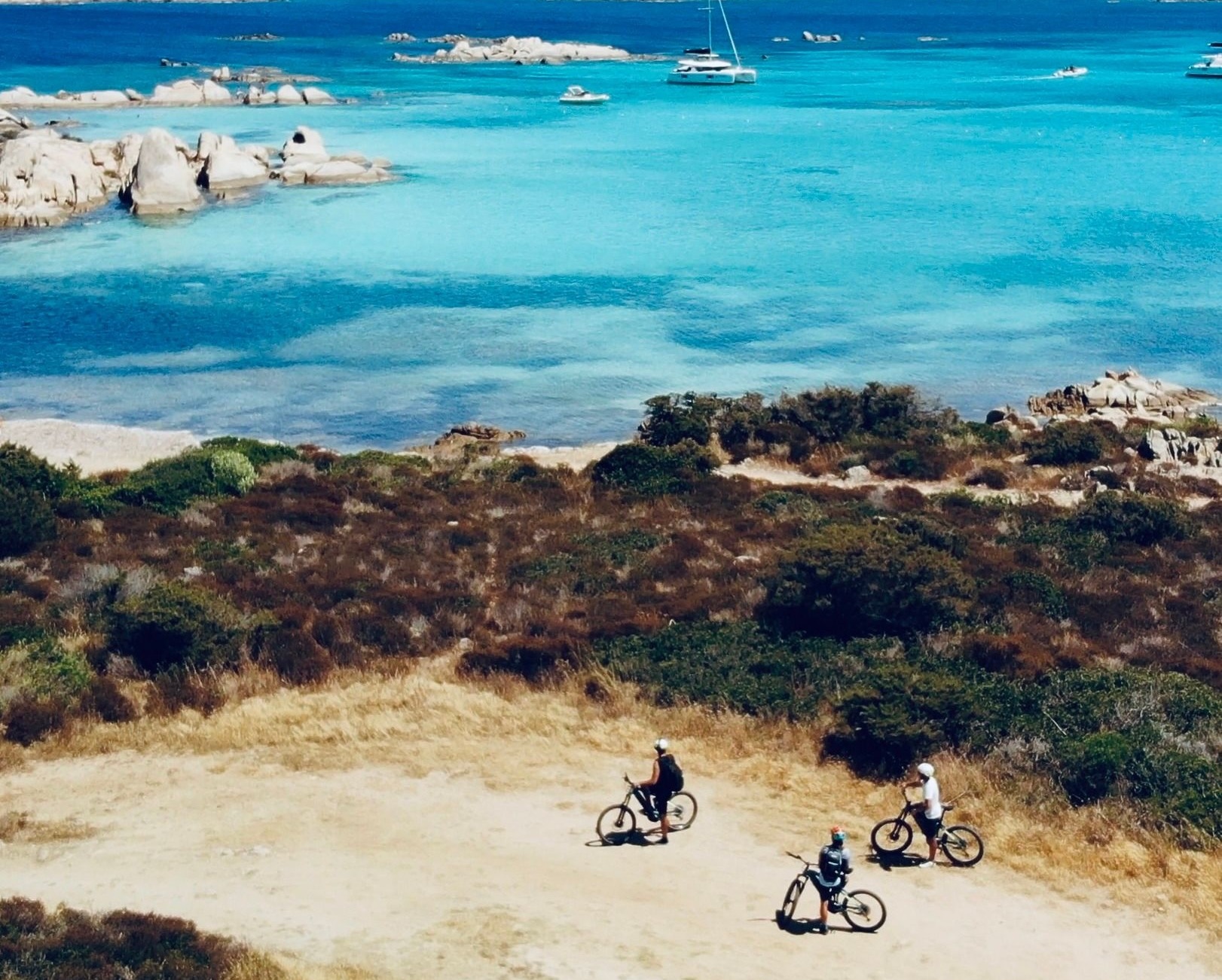 Da La Maddalena: Tour in e-bike a Caprera – Escursione guidata giornata intera — photo 1