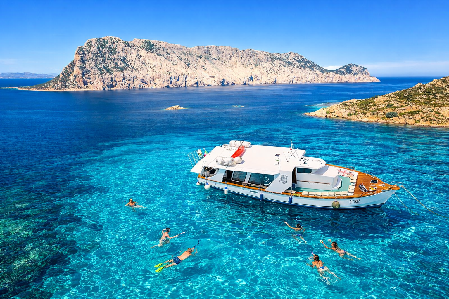 Tour in barca a Tavolara con Transfer in Minibus da Olbia — photo 1